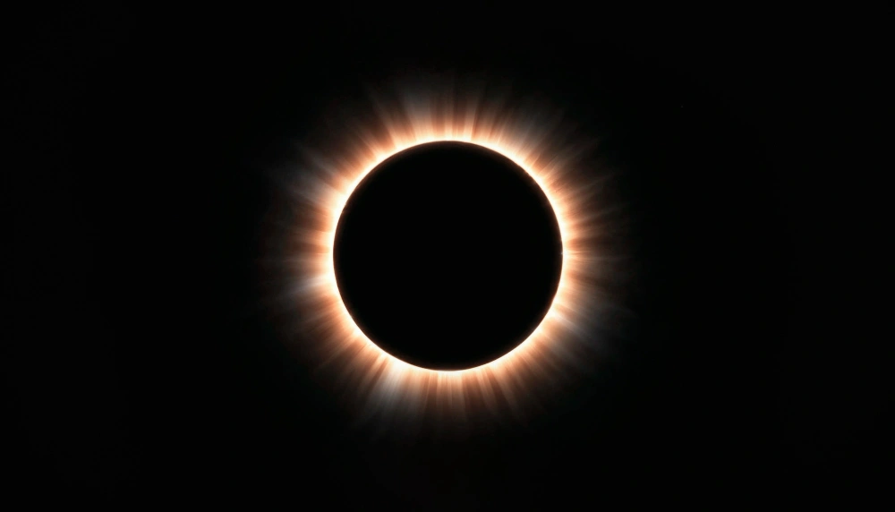 10 Fenomena Astronomi 2026: Ada Gerhana Matahari Total!